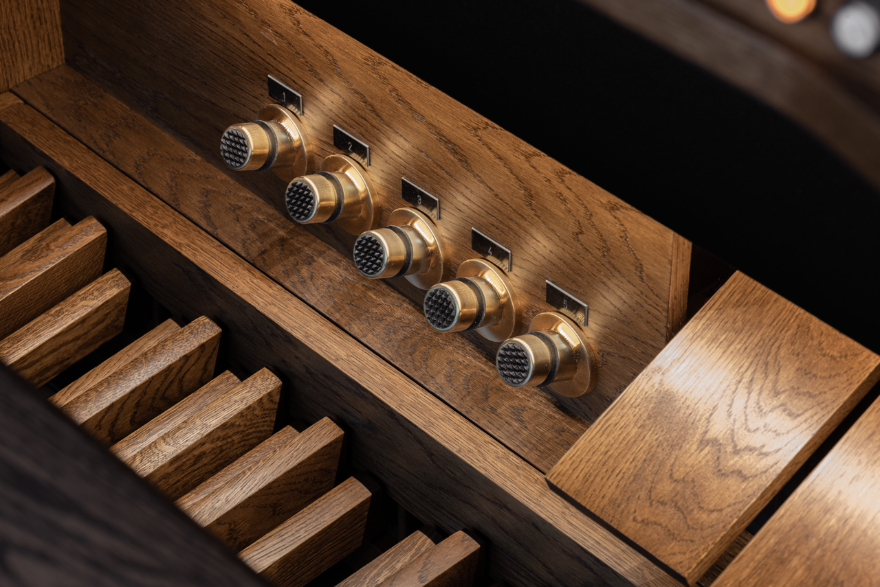 Chapel 236R — detalle teclados