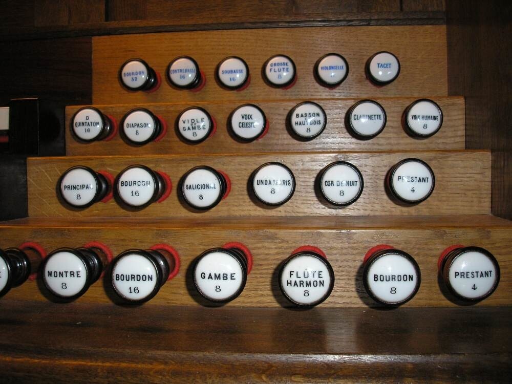 Caen St. Etienne — detalle tubos